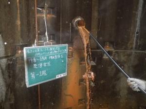 高圧洗浄機を用いてボーリング孔内を洗浄する様子（蒲池地区）