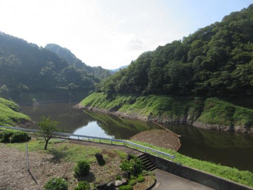管理所屋上より貯水池上流方向を望む