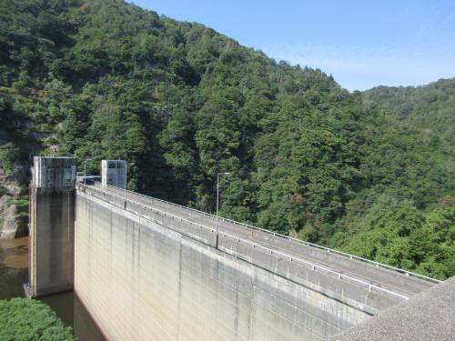 管理所屋上よりダム堤体方向を望む