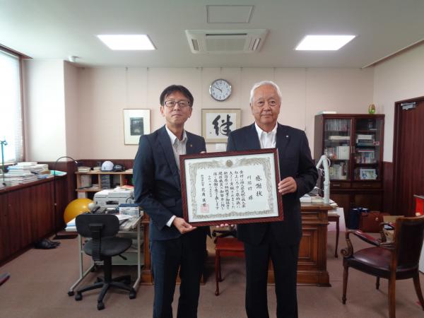 知事の感謝状贈呈式　左：昆地域振興局長　右：品田村長
