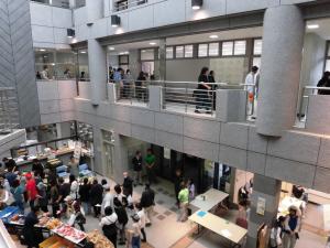 【雨天時開催の様子】本館内を工夫して開催します（晴れてほしいですね）