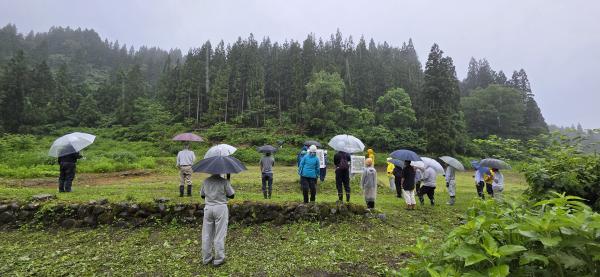 地すべり防止区域の状況説明時の様子