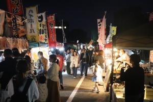 外が暗くなって屋台の明るさが幻想的
