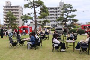 会場でくつろいでいる来場者