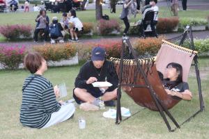 ハンモックでくつろぐ家族