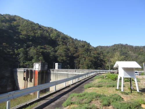 ダム構内よりダム堤体方向を望む