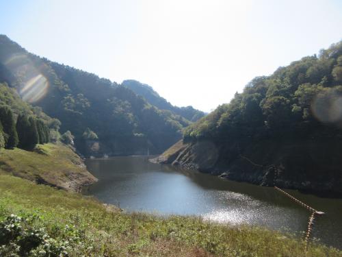 ダム構内より貯水池上流方向を望む