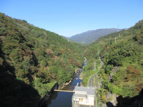 ダム堤頂より下流方向を望む
