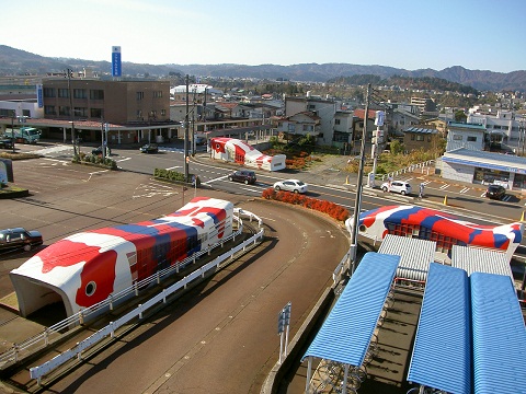 塗装が新しくなった小千谷駅前の地下歩道(東側から平成26年11月28日 撮影)の画像