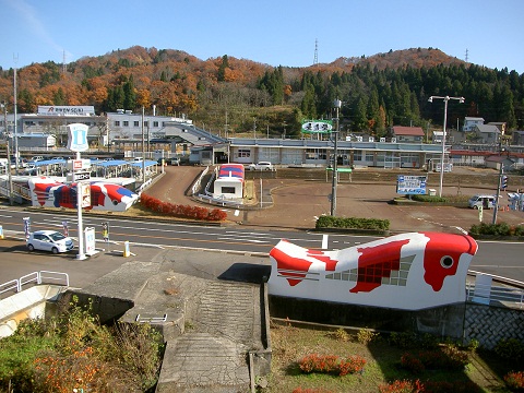 錦鯉地下道とJR小千谷駅(西側から　平成26年11月28日　撮影)の画像