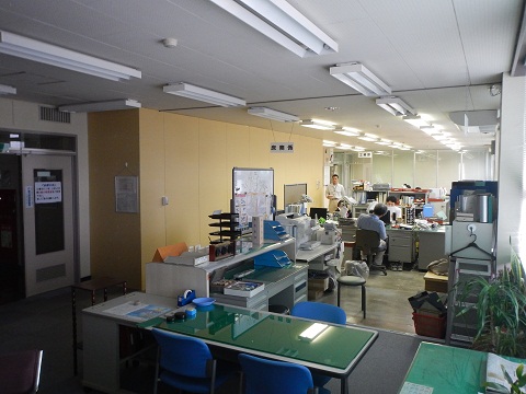 事務室東側（出入口側）の様子　工事中　（手前から庶務係･工務課・新所長室）の画像