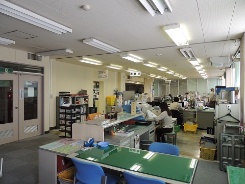 事務室東側（出入口側）の様子　完成後　（手前から庶務係・用地担当・新所長室）の画像