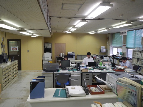 事務室西側（旧所長室側）の様子　工事中　（手前から用地担当・旧所長室）の画像