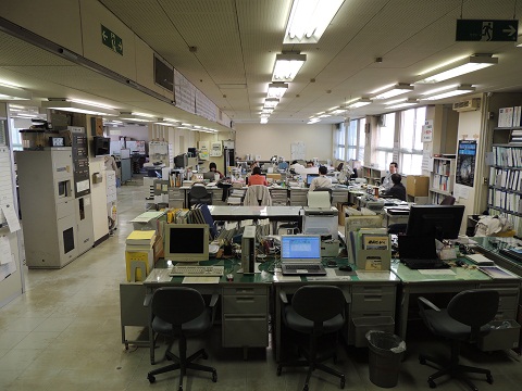 事務室西側（旧所長室側）の様子　工事中　（手前から用地担当・旧所長室）の画像