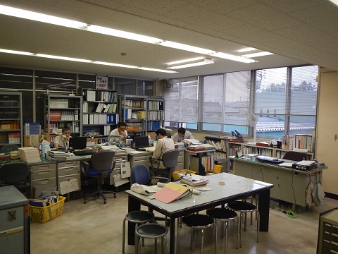 事務室奥（新館側）の様子　工事中（維持管理課仮配置）の画像