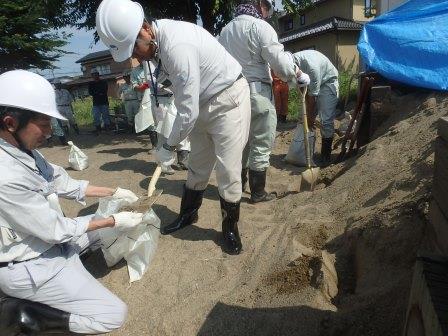 土のう袋作成作業の画像