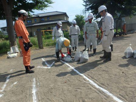 土のう並べ（長手積み）作業中の画像