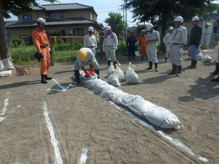 土のう並べ（長手積み）作業中2の画像