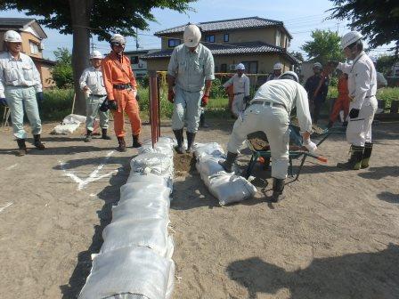 土のうの間の土詰め作業の画像