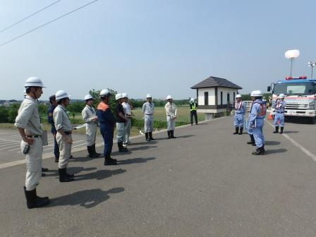 (1)信濃川河川事務所による排水ポンプ車及び照明車の説明の画像