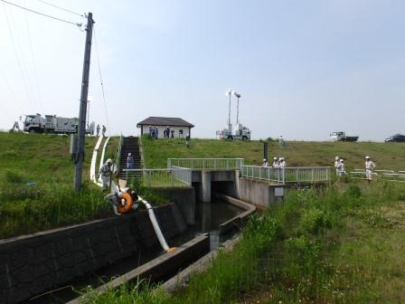 (2)表沢川排水ポンプ車の実動訓練（堤内地）の画像