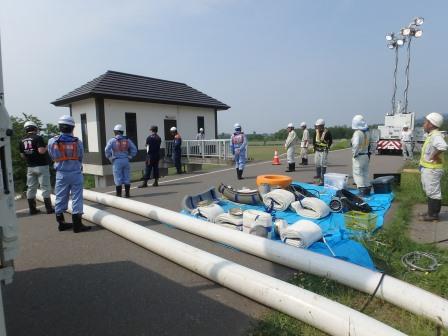 (3)表沢川排水ポンプ車の実動訓練（堤防上）の画像
