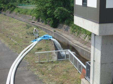 (4)表沢川排水ポンプ車の実動訓練（堤外地）の画像