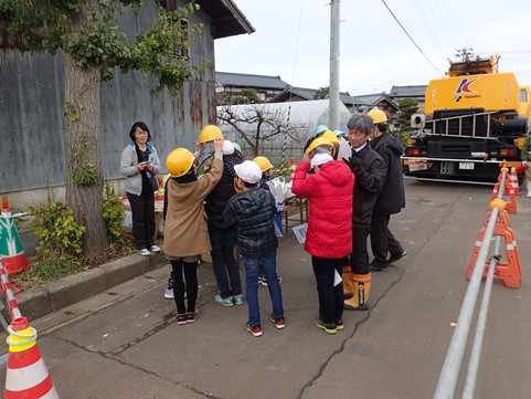 ヘルメットを被って現場に入る準備