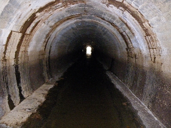 老朽化した水路トンネルの内部の状況の画像