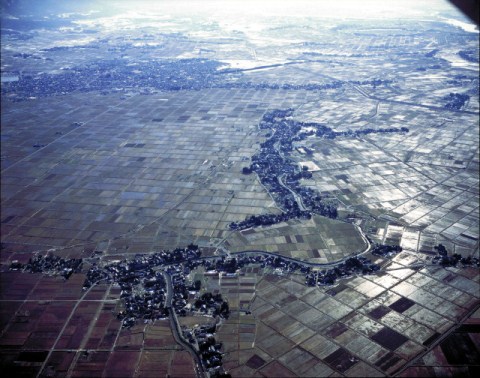 駒林川(中央:駒林集落、左奥:水原市街〔流向:奥から手前〕)の画像