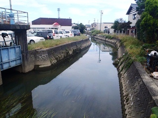 市街地を流れる〔流向：手前から奥〕の画像