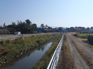 土地改良事業実施区間〔流向:奥から手前〕の画像