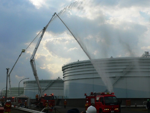 タンク火災の消火の画像