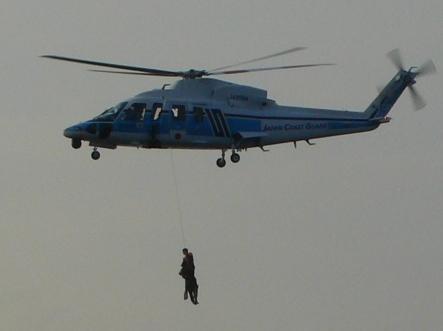 ヘリコプターによる転落者の救助の画像