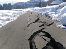 地震発生直後の県道茶屋峠高原線（津南町上野地内）の画像