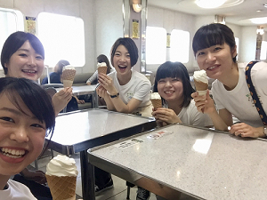 「おけさ丸カフェ」での休憩時間（中央が高野さん）の画像