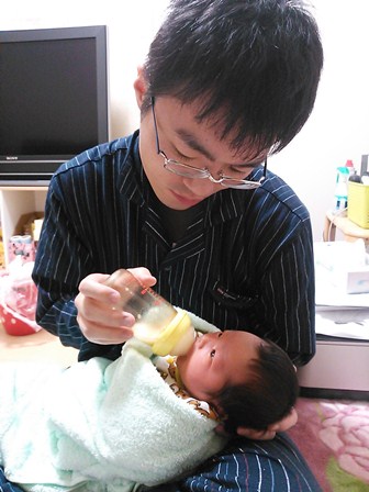 優秀賞　「お風呂あがりのミルクはパパの仕事」　神尾　絵理　様の画像