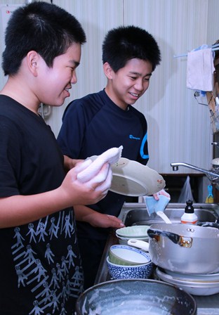 「仲良く洗い物」　近　伸太郎　様の画像