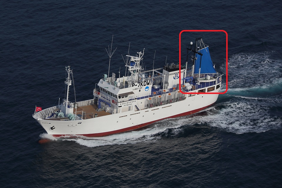 イカ釣漁の際に船を安定させるスパンカーの画像