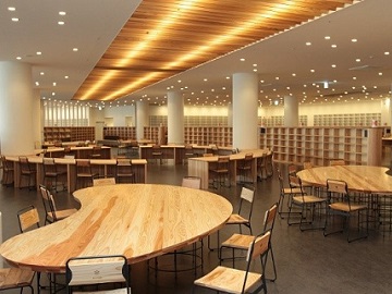 県産材を使った内装や机等の画像