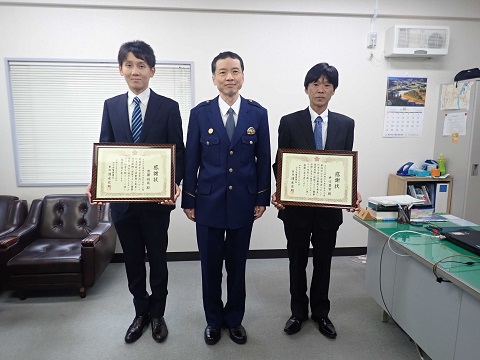 齊藤監督員(左側)と井口現場代理人【(3)工区】(右側)が、人命救助活動で清水小千谷警察署長(中央)より感謝状を頂きましたの画像