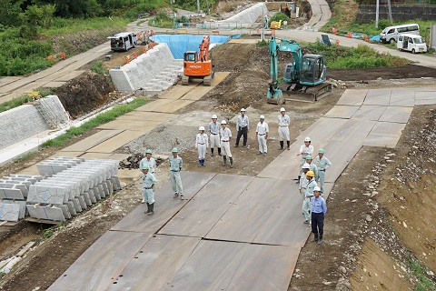 工事現場を指揮しているみなさんの画像