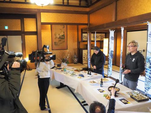 取材を受ける出店者