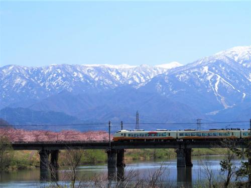 加治川橋を渡る特急
