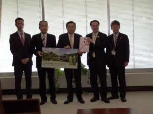 寄附目録贈呈式の画像