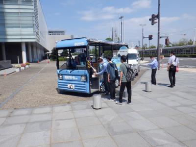 低速電動バスに乗車する様子