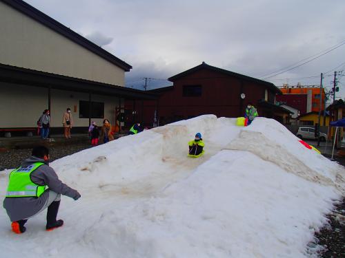 雪すべり台