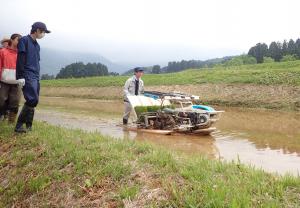 機械での田植え