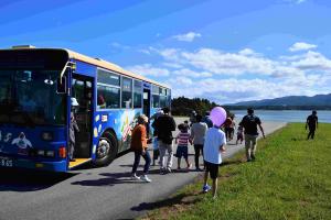 滑走路ツアーで加茂湖の大きさを実感！