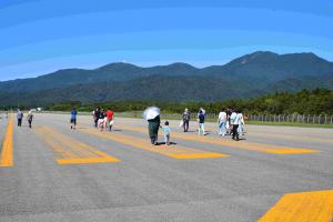 滑走路を歩く特別な体験も！